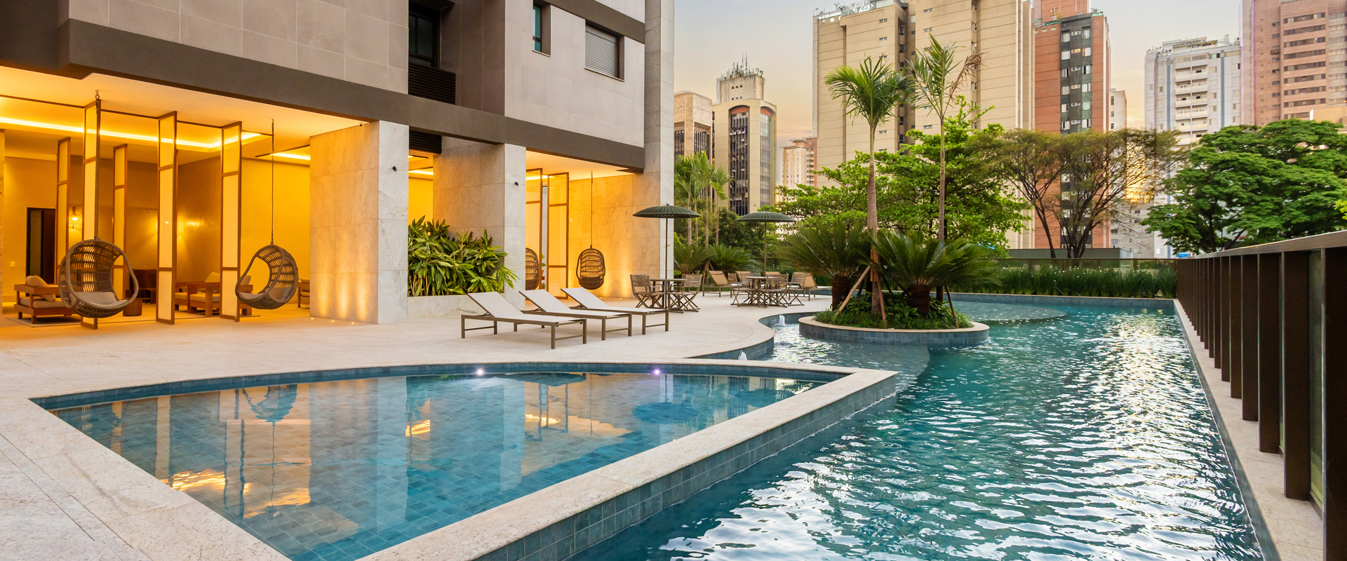 Piscina e Lounge ao Entardecer